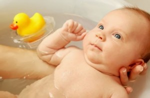 El baño del bebé: qué necesitas y cómo hacerlo