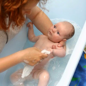 Refinar muerto Mes Bañar a un bebé recién nacido - Blog de Cestaland